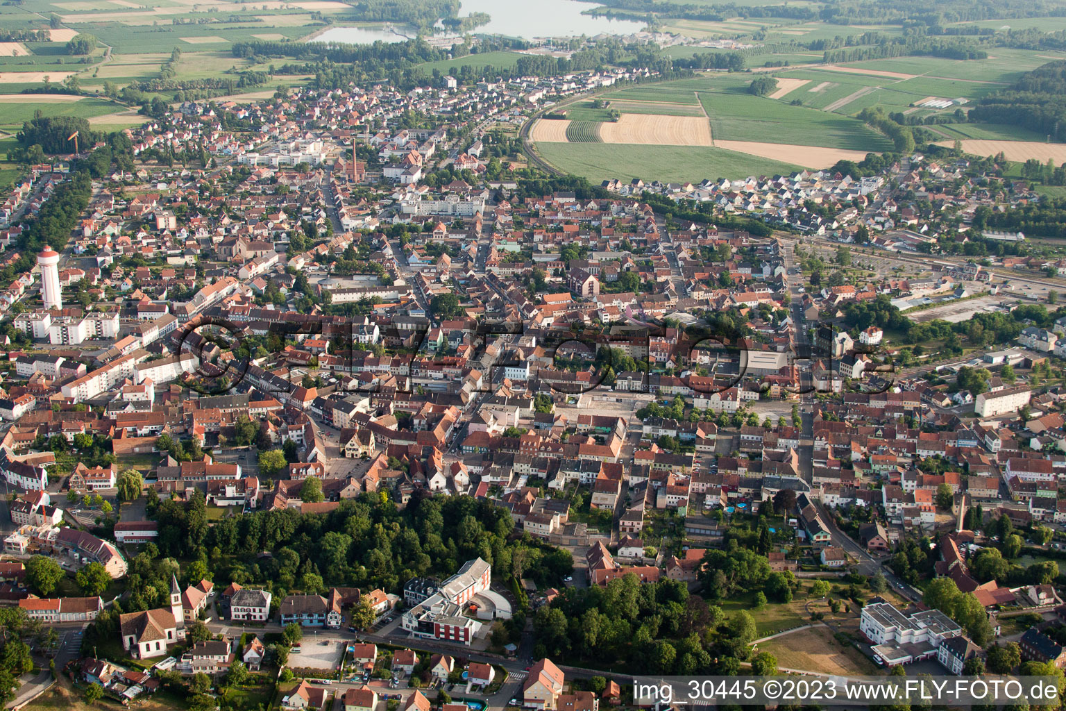 Vue aérienne de Du nord à Bischwiller dans le département Bas Rhin, France