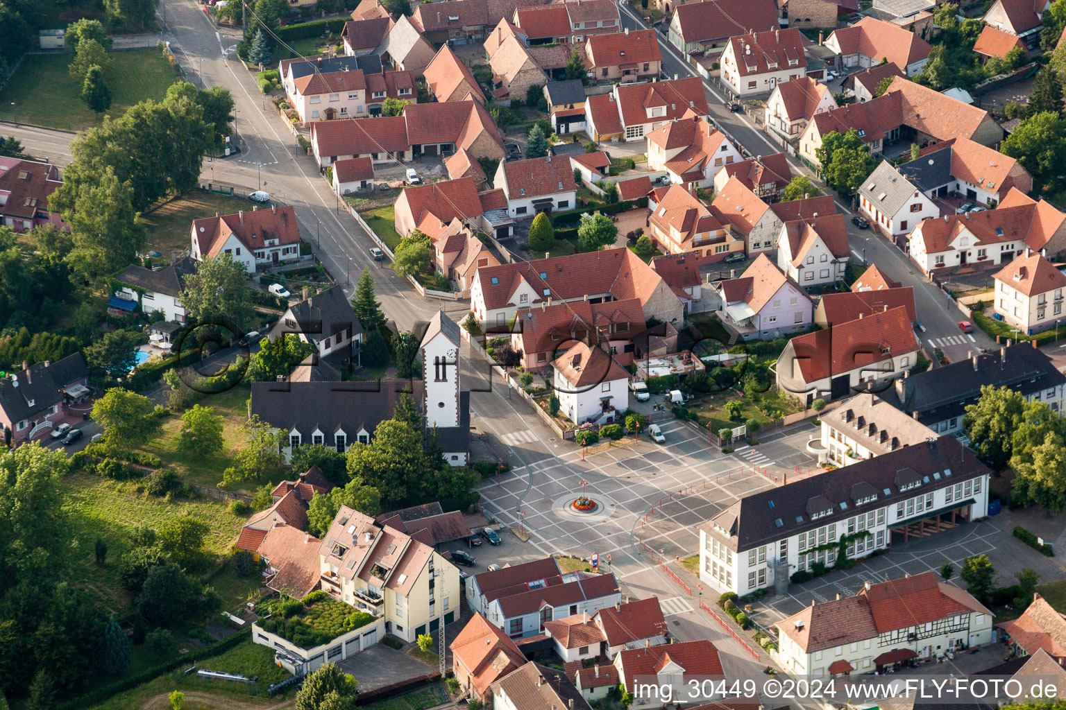 Vue aérienne de Bâtiment d'église au centre du village à Oberhoffen-sur-Moder dans le département Bas Rhin, France