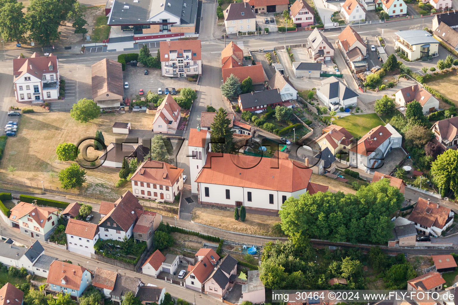 Vue aérienne de Bâtiment d'église au centre du village à Schirrhein dans le département Bas Rhin, France
