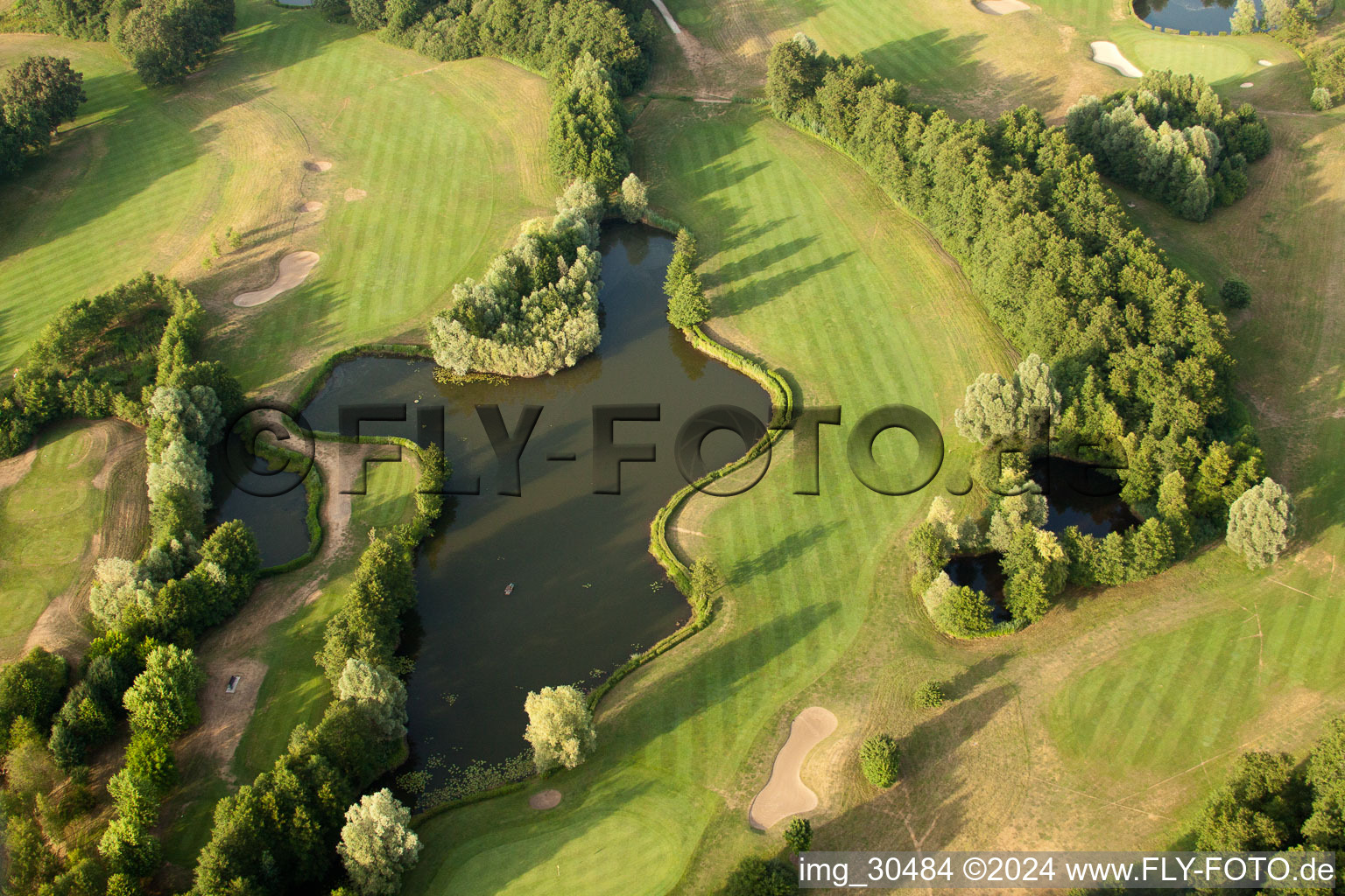 Club de golf Soufflenheim Baden-Baden à Soufflenheim dans le département Bas Rhin, France du point de vue du drone