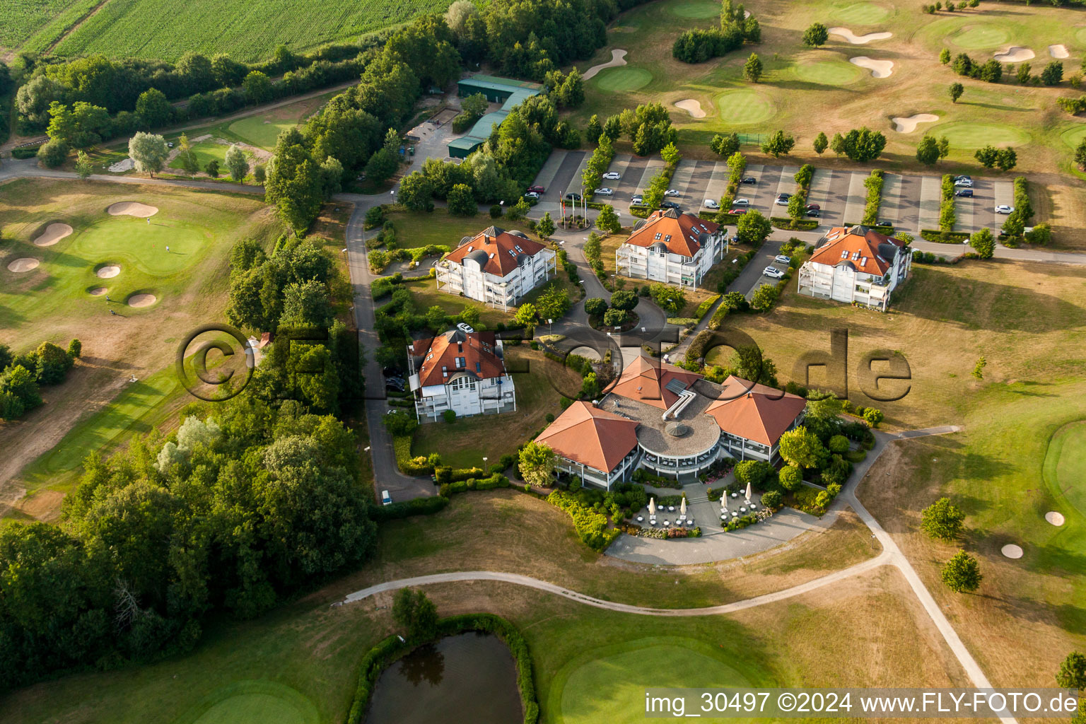 Vue aérienne de Restaurant du Golf Club Soufflenheim Baden-Baden à Soufflenheim dans le département Bas Rhin, France