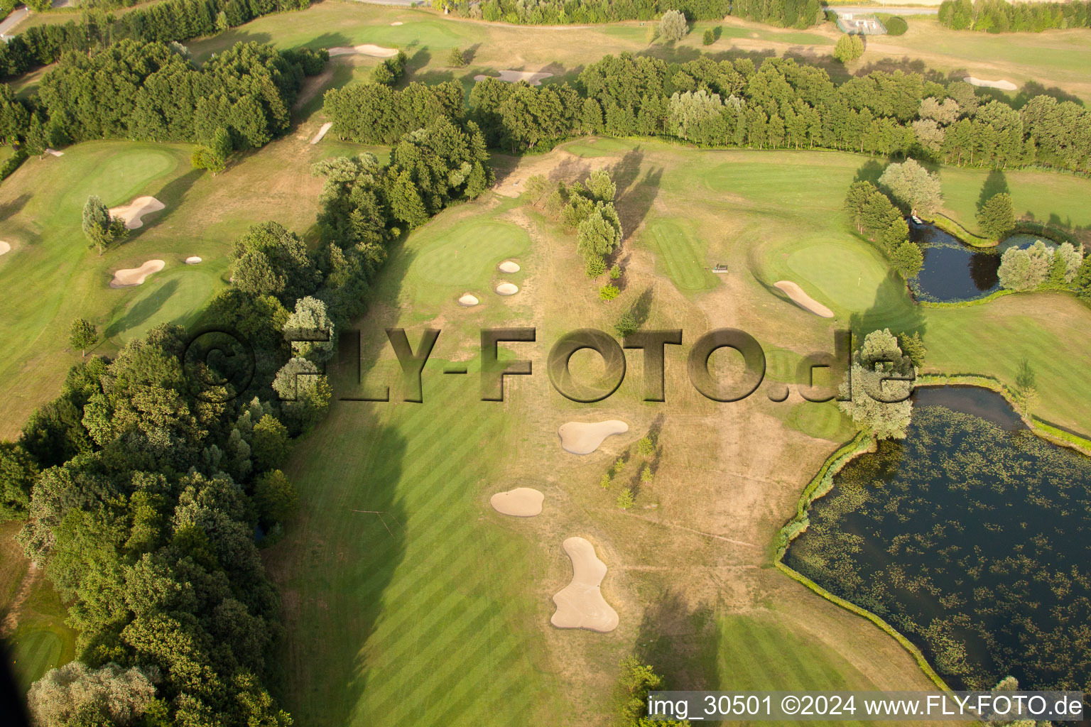 Club de golf Soufflenheim Baden-Baden à Soufflenheim dans le département Bas Rhin, France du point de vue du drone