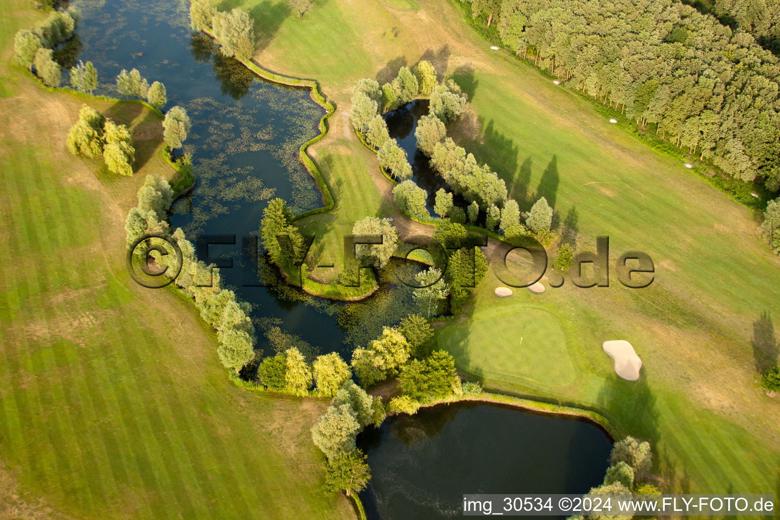 Club de golf Soufflenheim Baden-Baden à Soufflenheim dans le département Bas Rhin, France du point de vue du drone