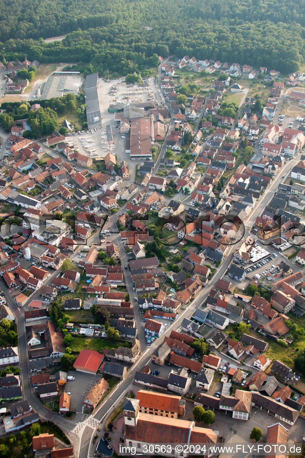 Soufflenheim dans le département Bas Rhin, France vu d'un drone