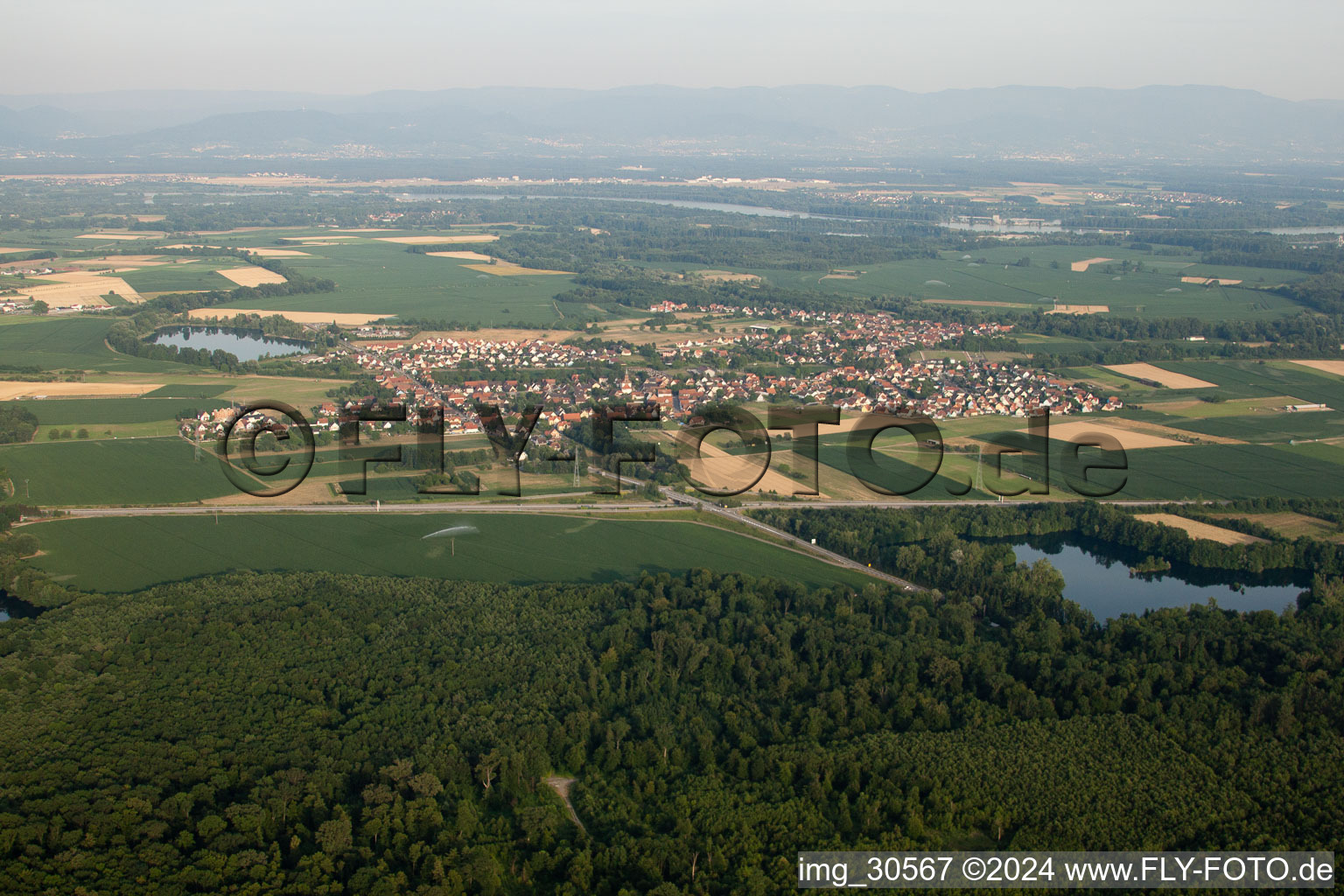 Vue aérienne de De l'ouest à Rountzenheim dans le département Bas Rhin, France