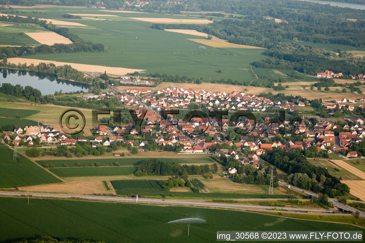 Vue aérienne de De l'ouest à Rountzenheim dans le département Bas Rhin, France