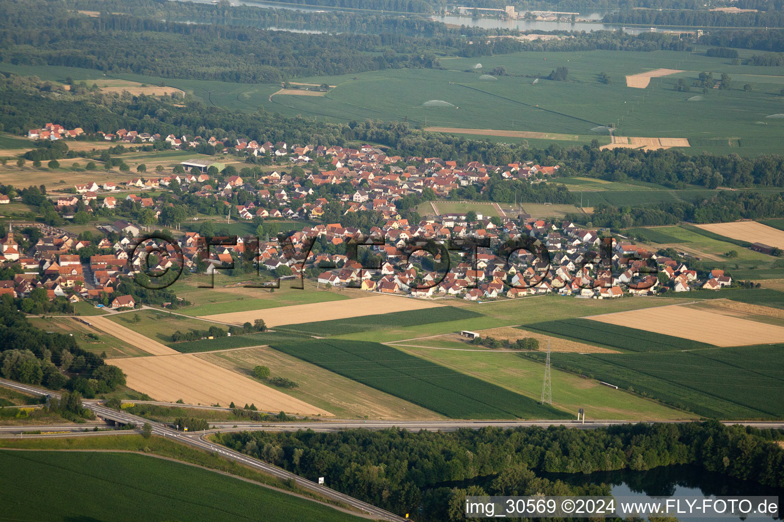 Vue aérienne de Auenheim depuis l'ouest à Rountzenheim dans le département Bas Rhin, France