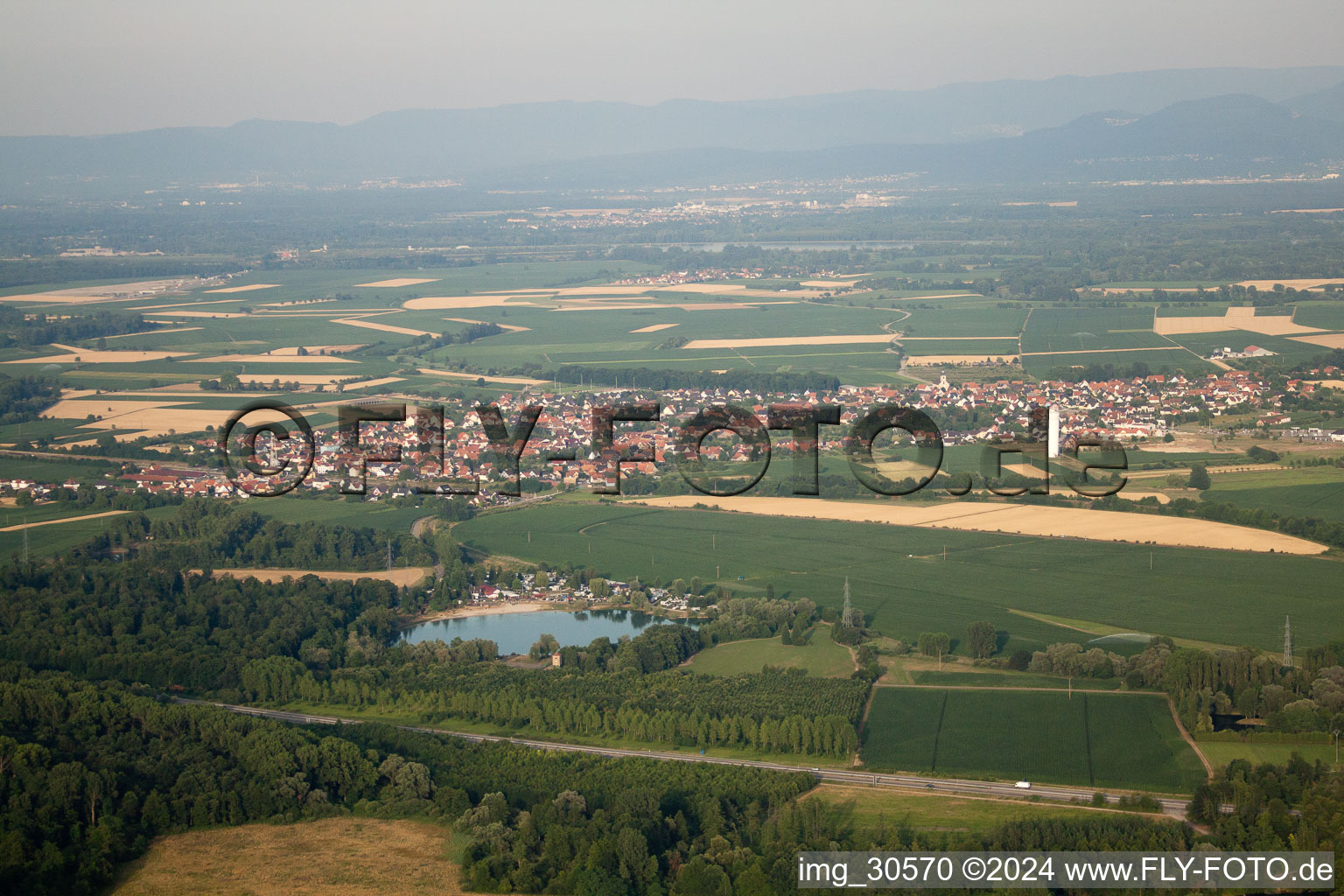 Vue aérienne de Roeschwoog de l'ouest à Rœschwoog dans le département Bas Rhin, France