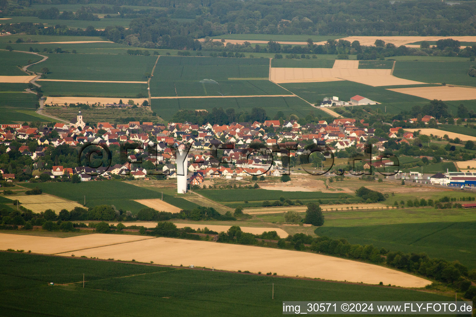 Vue aérienne de Roeschwoog de l'ouest à Rœschwoog dans le département Bas Rhin, France