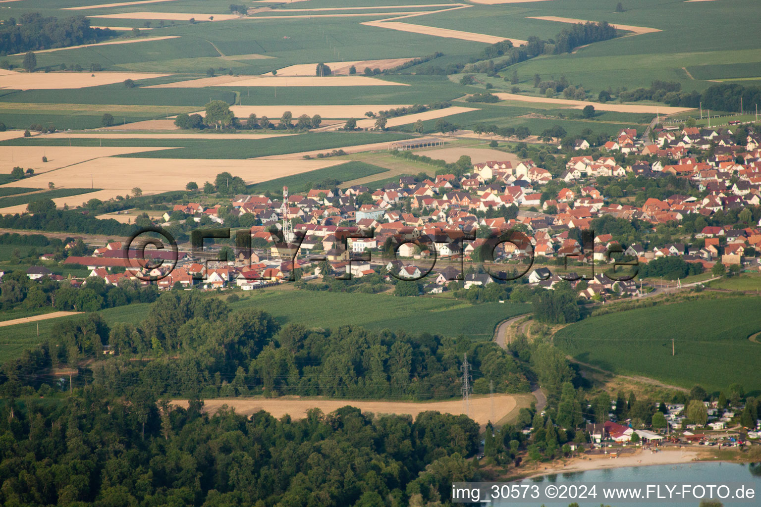 Vue oblique de Roeschwoog de l'ouest à Rœschwoog dans le département Bas Rhin, France