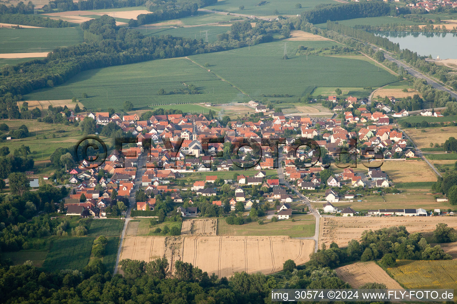 Vue aérienne de Du sud-ouest à Leutenheim dans le département Bas Rhin, France