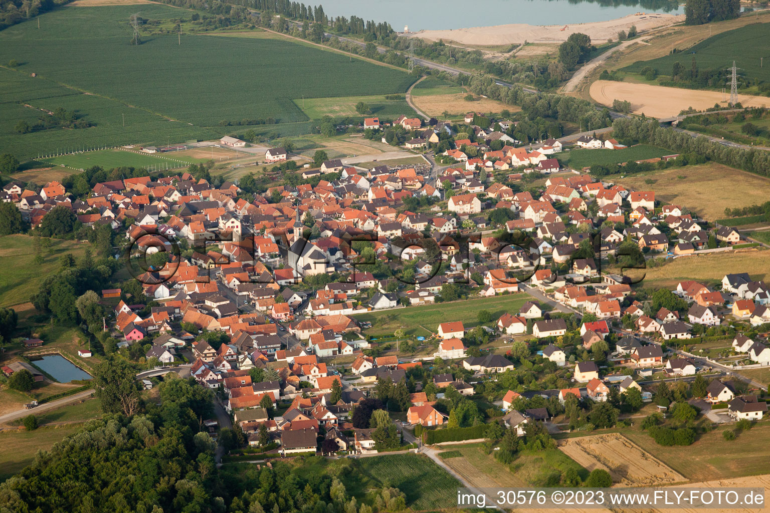 Vue aérienne de Du sud-ouest à Leutenheim dans le département Bas Rhin, France