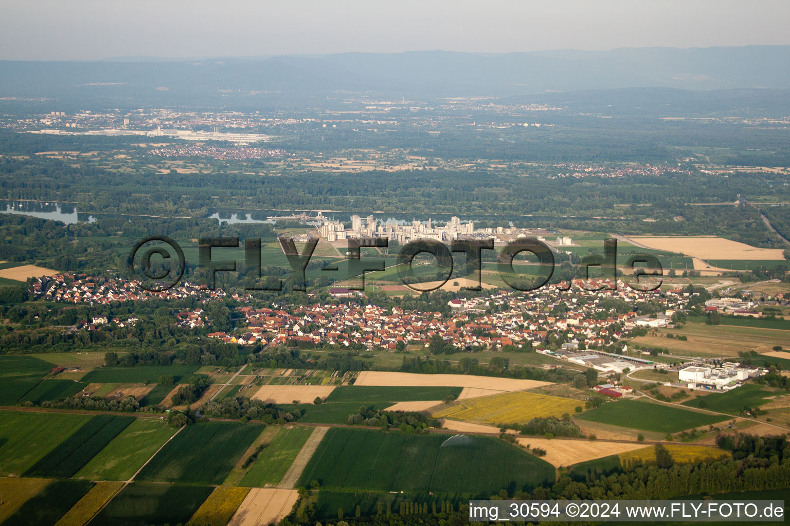 Vue aérienne de De l'ouest à Beinheim dans le département Bas Rhin, France