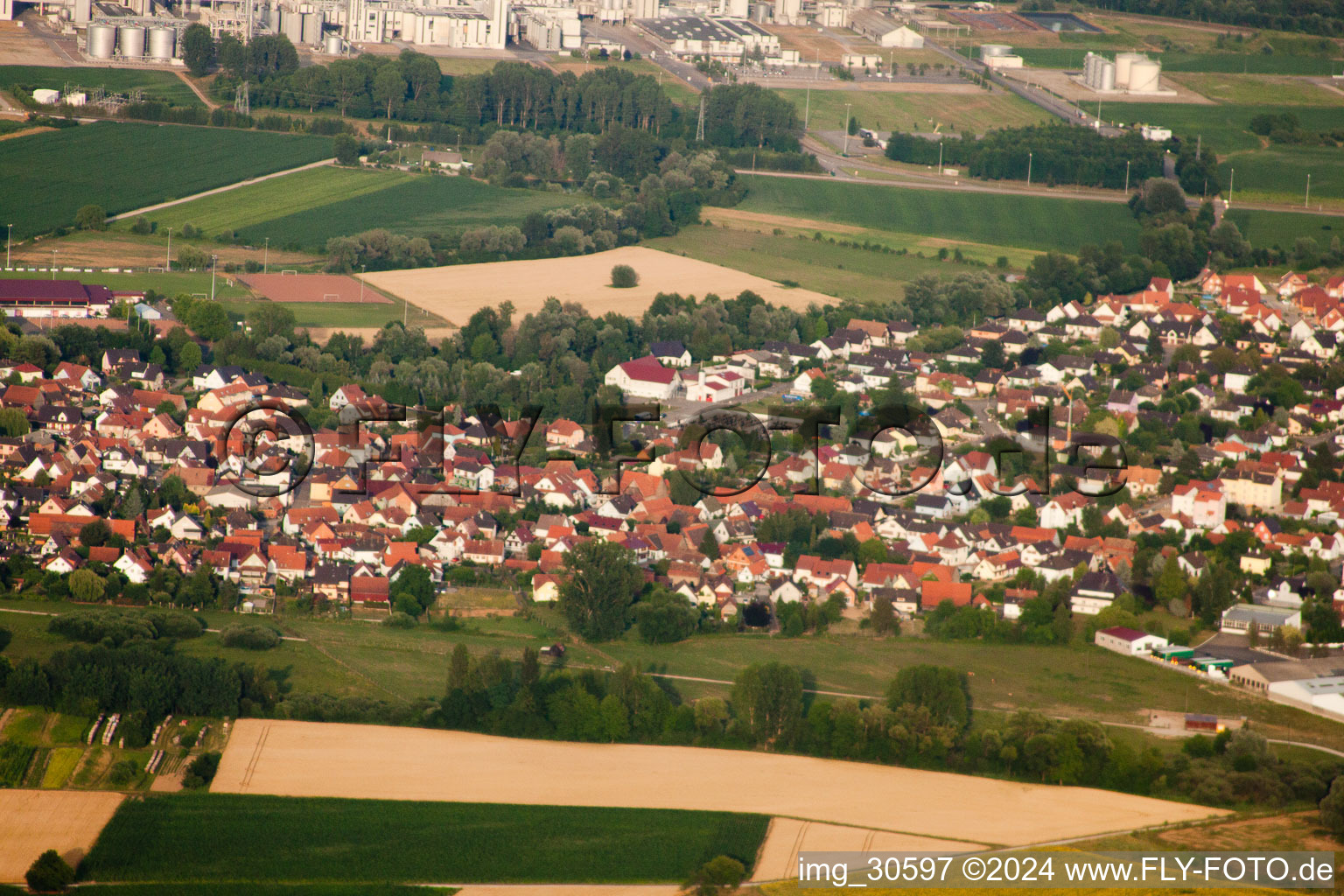 Beinheim dans le département Bas Rhin, France du point de vue du drone