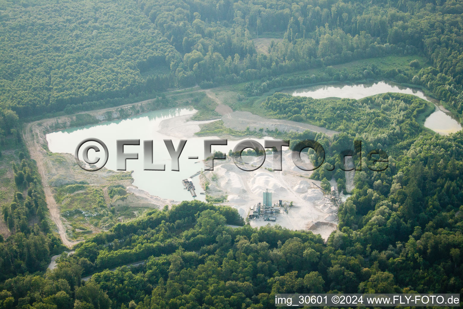 Vue aérienne de Travaux de gravier à Forstfeld dans le département Bas Rhin, France