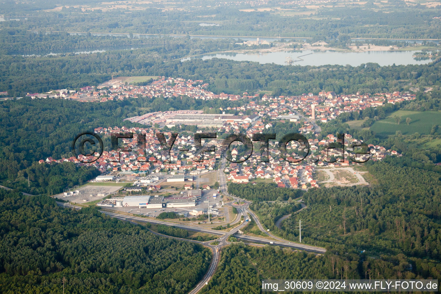 Vue aérienne de De l'ouest à Seltz dans le département Bas Rhin, France