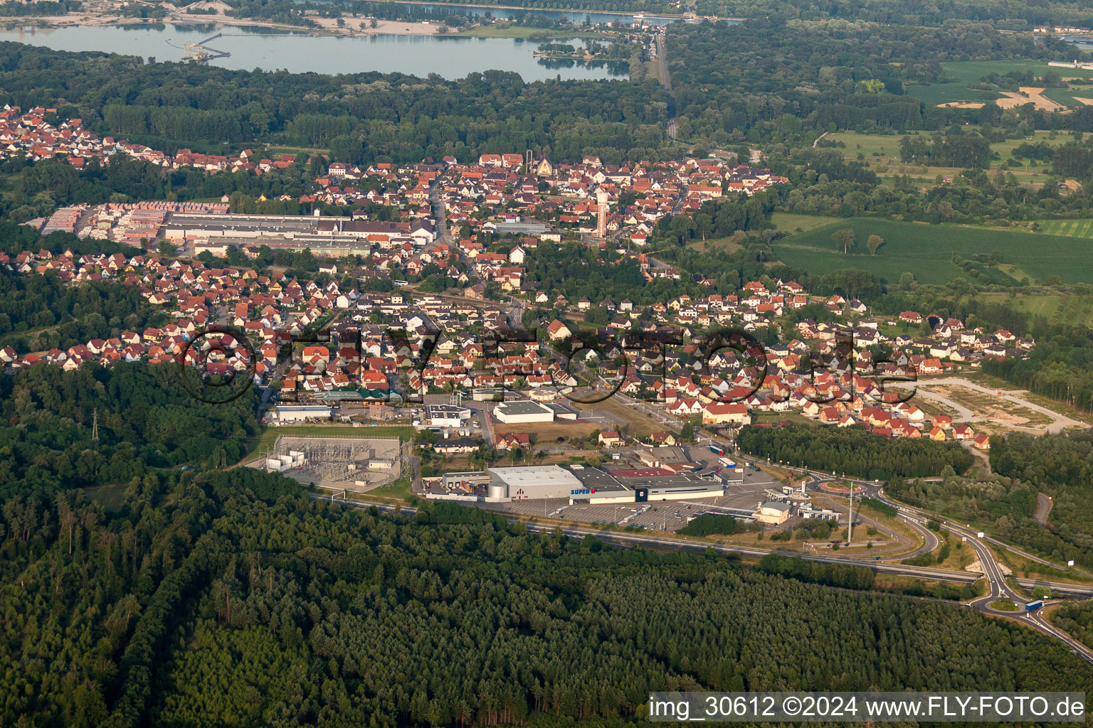 Vue aérienne de De l'ouest à Seltz dans le département Bas Rhin, France