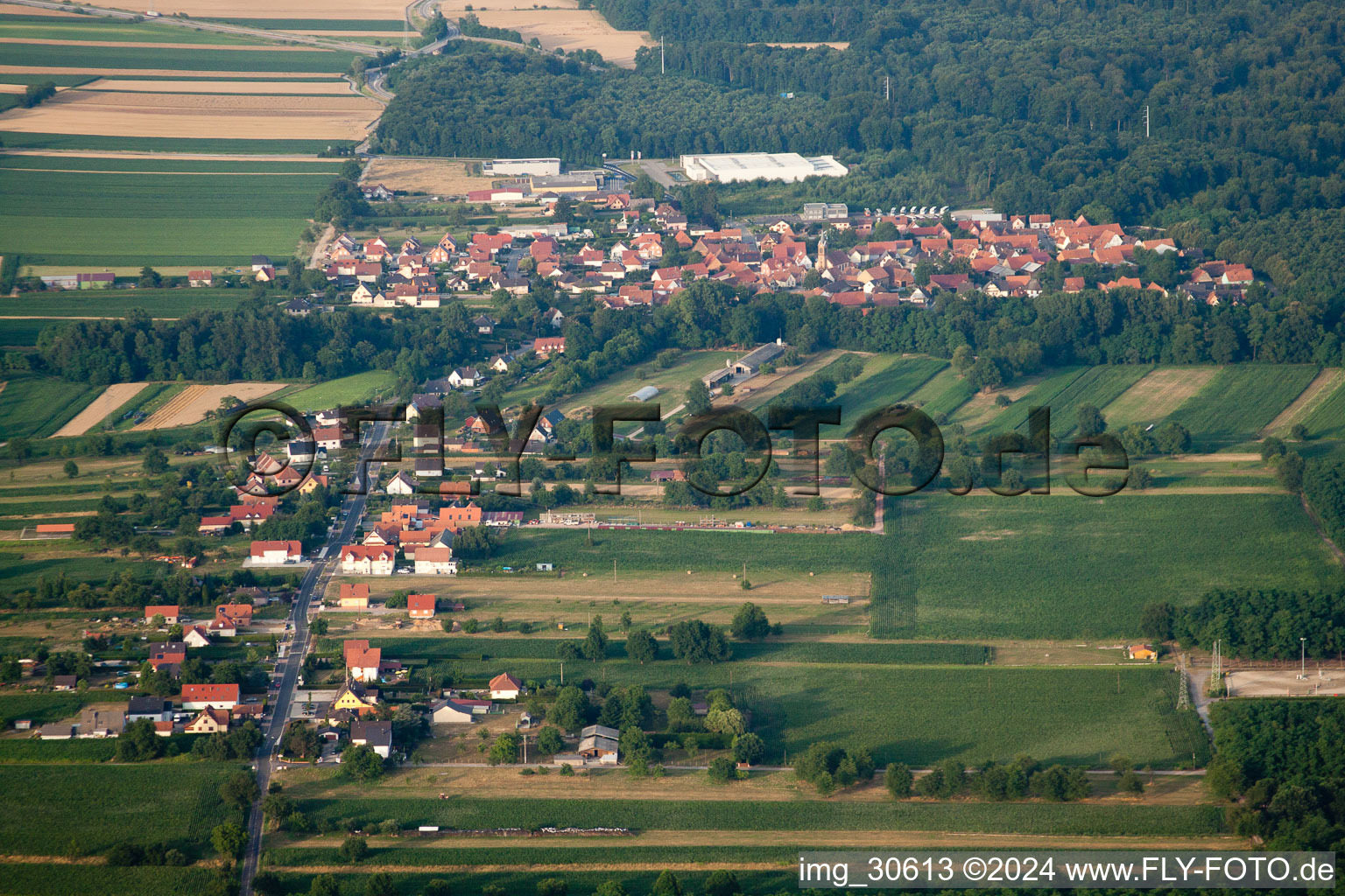 Vue aérienne de De l'ouest à Schaffhouse-près-Seltz dans le département Bas Rhin, France