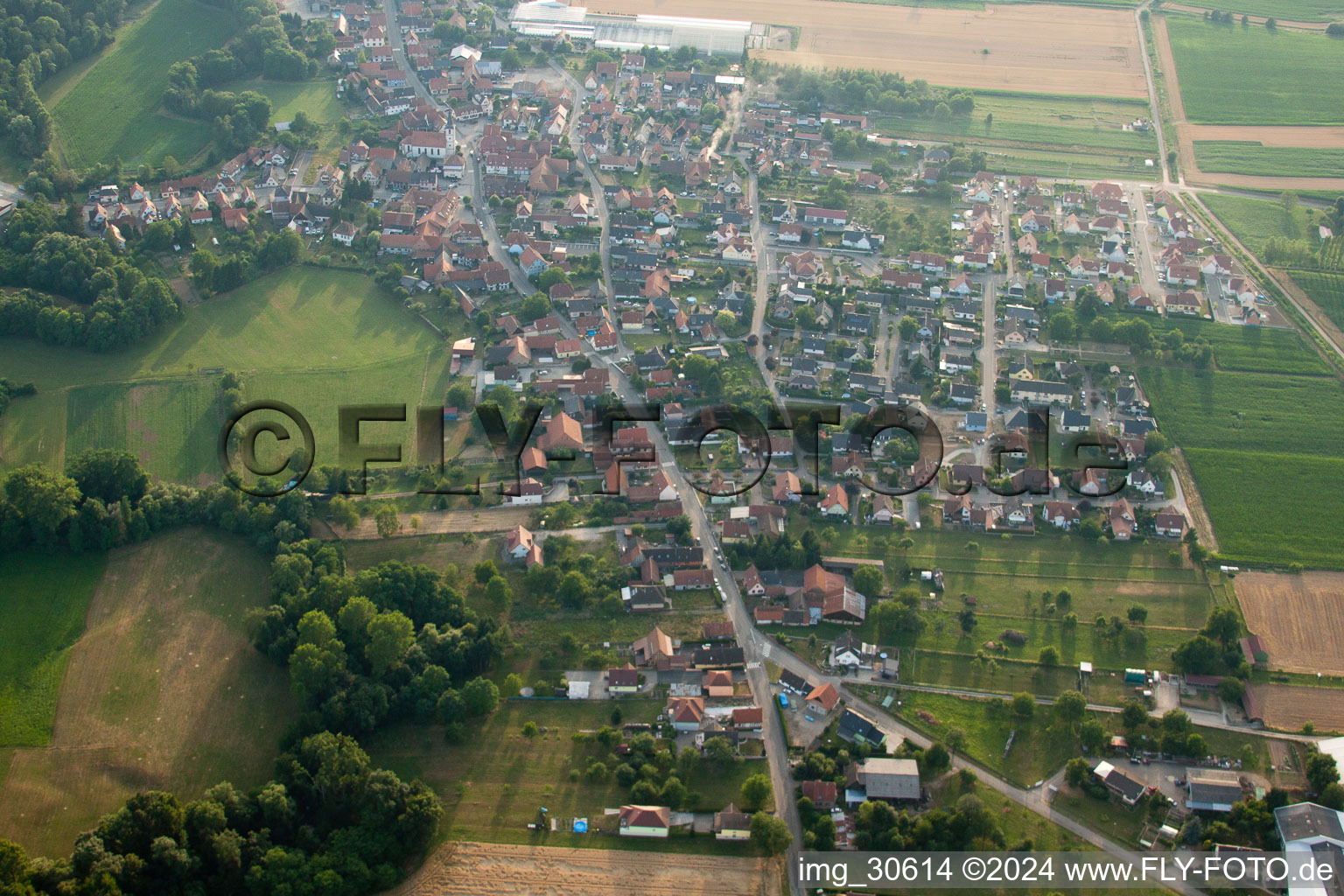 Niederrœdern dans le département Bas Rhin, France du point de vue du drone