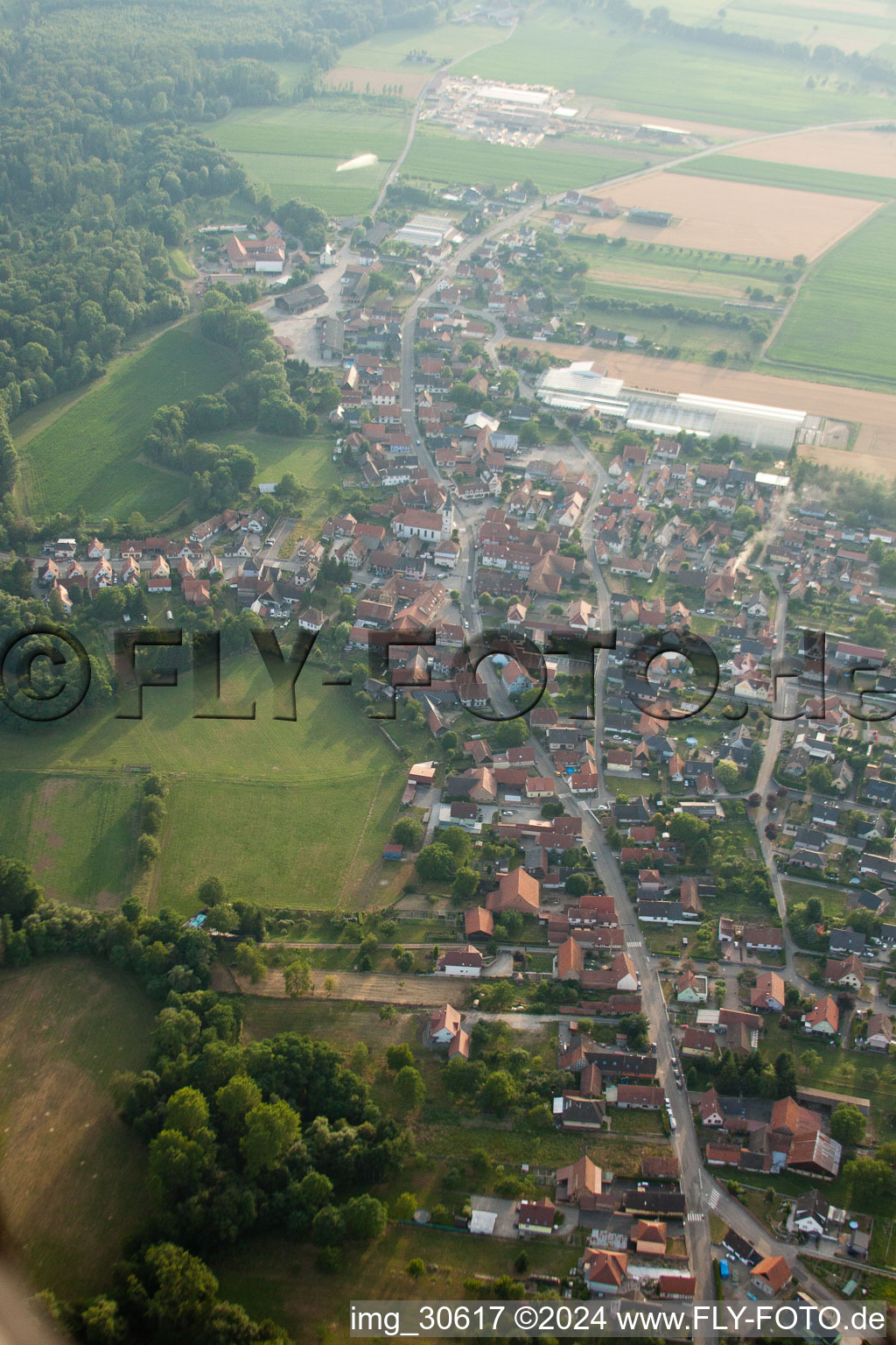 Vue aérienne de De l'est à Niederrœdern dans le département Bas Rhin, France