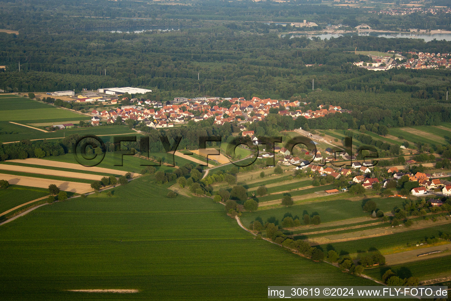 Vue aérienne de De l'ouest à Schaffhouse-près-Seltz dans le département Bas Rhin, France