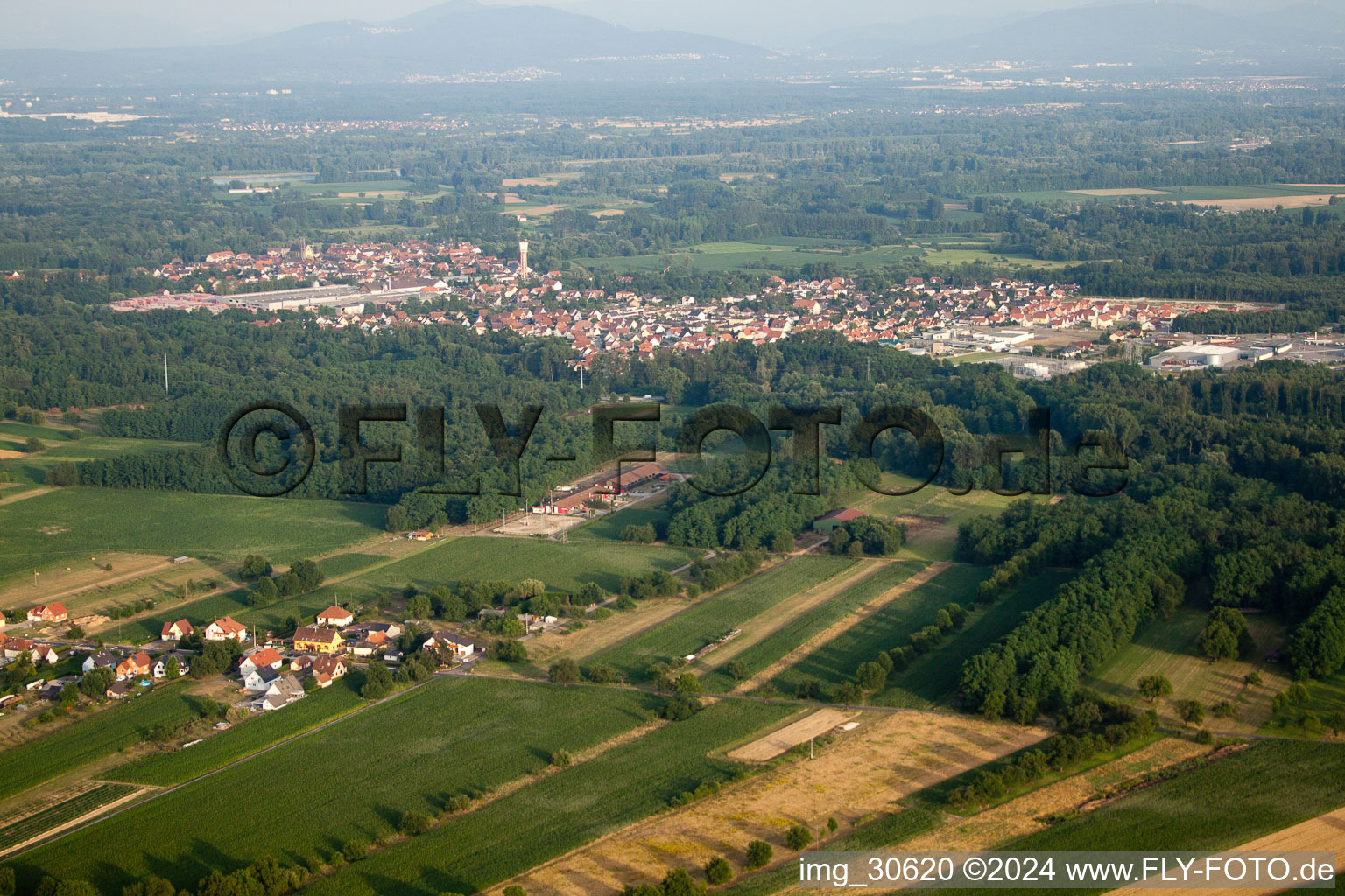 Vue aérienne de Du nord-ouest à Seltz dans le département Bas Rhin, France