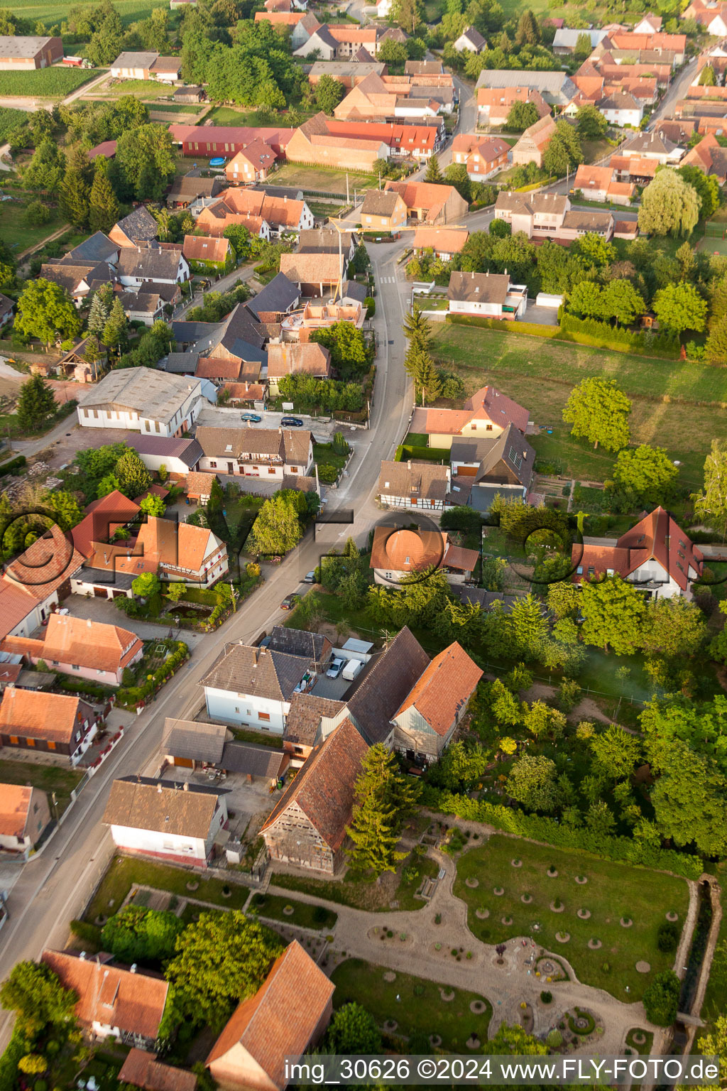 Vue aérienne de Tracé de la rue principale à Wintzenbach dans le département Bas Rhin, France