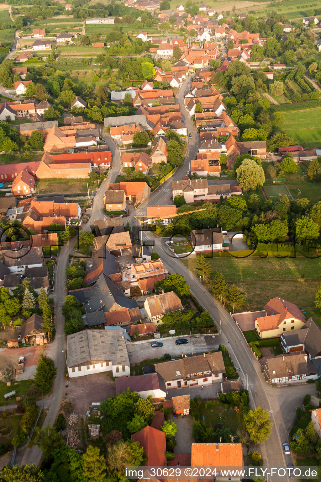 Vue aérienne de Tracé de la rue principale à Wintzenbach dans le département Bas Rhin, France