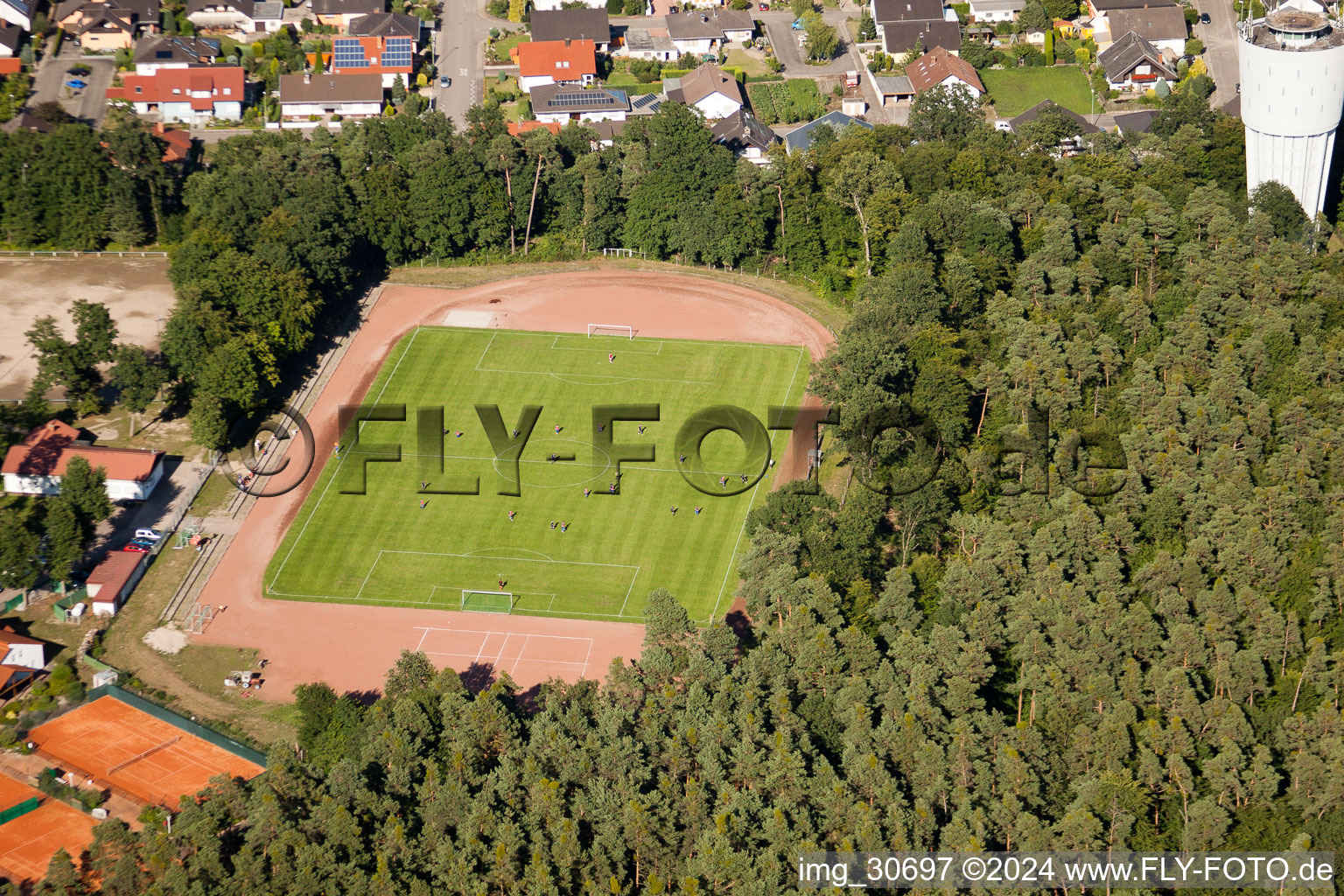 Vue aérienne de Terrain de football à Hatzenbühl dans le département Rhénanie-Palatinat, Allemagne