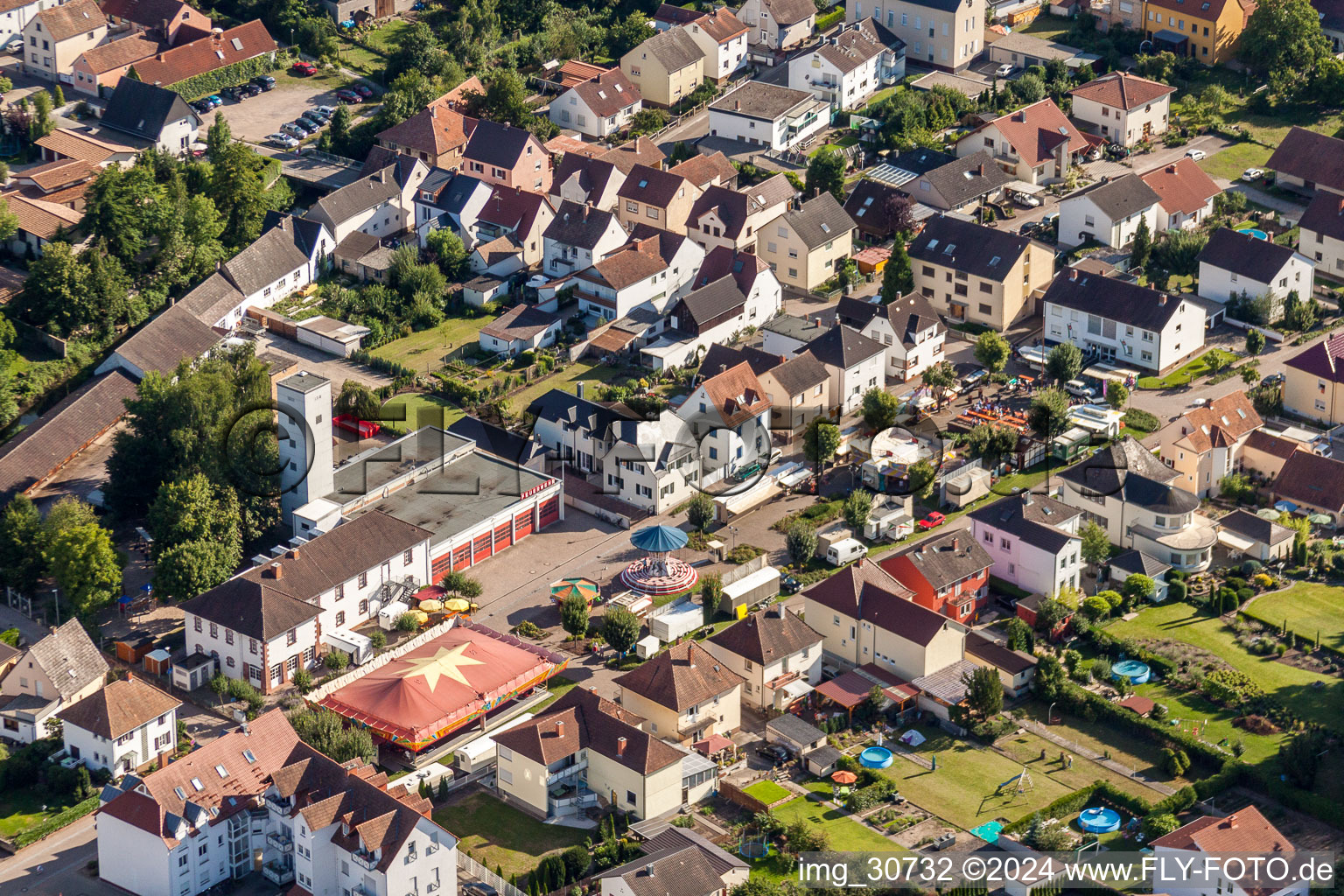 Vue aérienne de Zone de caserne de pompiers du dépôt des pompiers sur la Gartenstrasse et la foire à Rülzheim dans le département Rhénanie-Palatinat, Allemagne