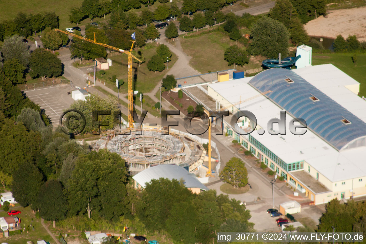 Vue aérienne de Nouvelle construction de boulettes de vapeur et piscine extérieure à Rülzheim dans le département Rhénanie-Palatinat, Allemagne