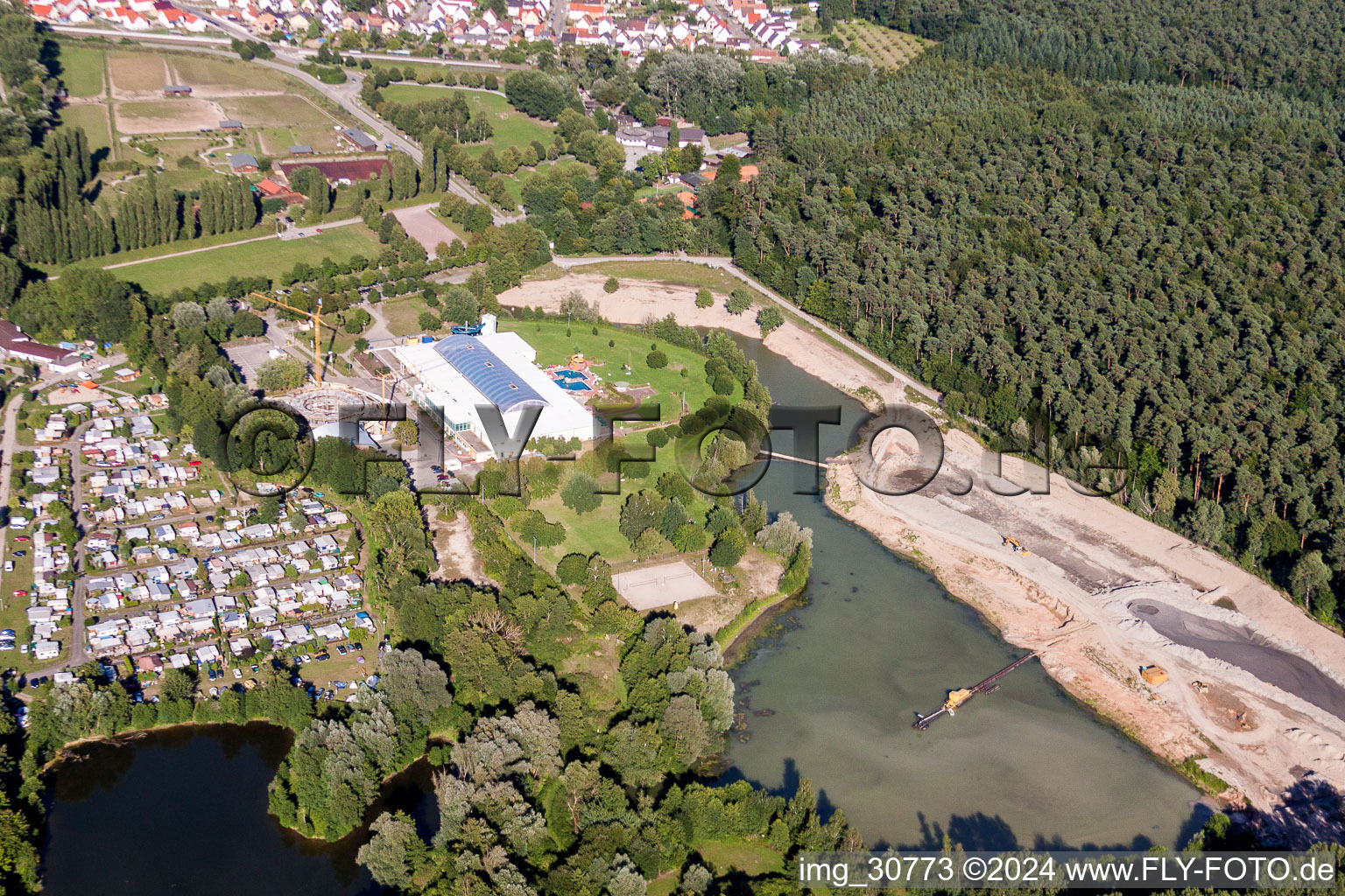 Vue aérienne de Zones riveraines sur la plage de sable de la piscine extérieure Moby Dick à Rülzheim dans le département Rhénanie-Palatinat, Allemagne