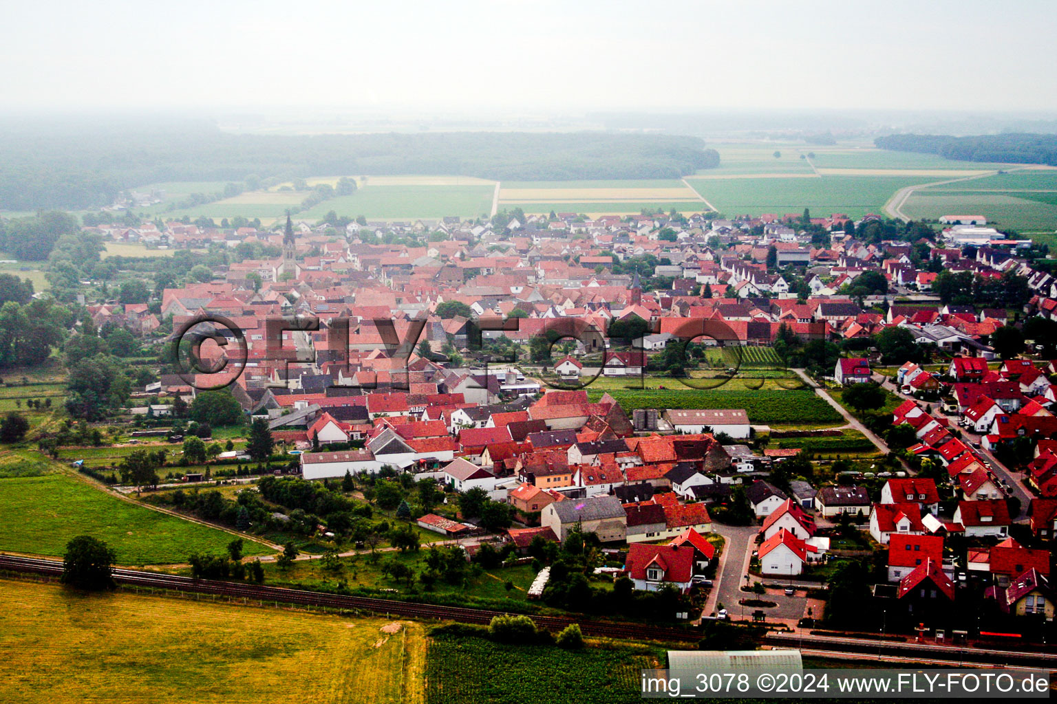 Vue aérienne de De l'ouest à Steinweiler dans le département Rhénanie-Palatinat, Allemagne