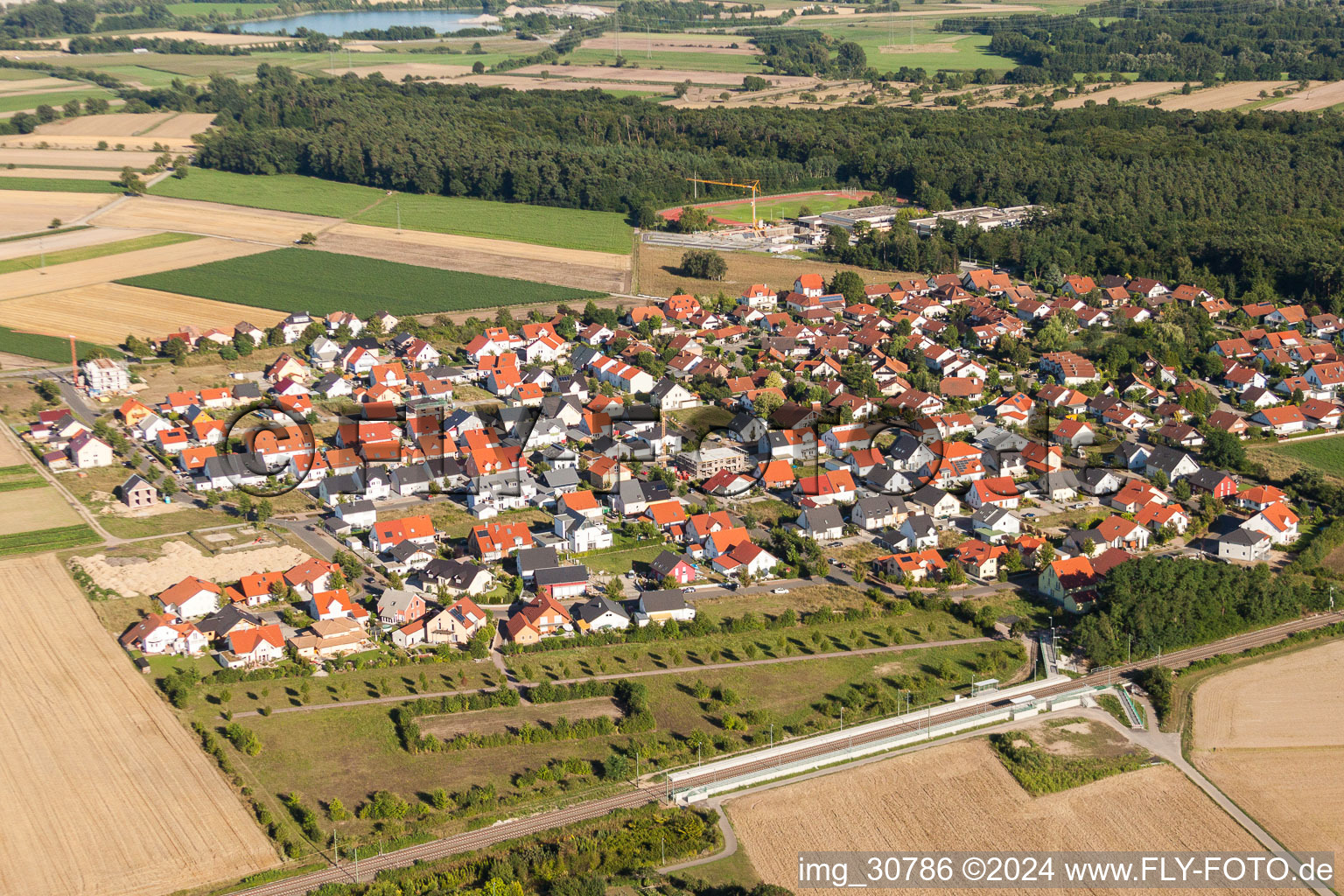 Vue aérienne de Villa de luxe dans le quartier résidentiel d'un lotissement de maisons unifamiliales à Tongruben à Rheinzabern dans le département Rhénanie-Palatinat, Allemagne