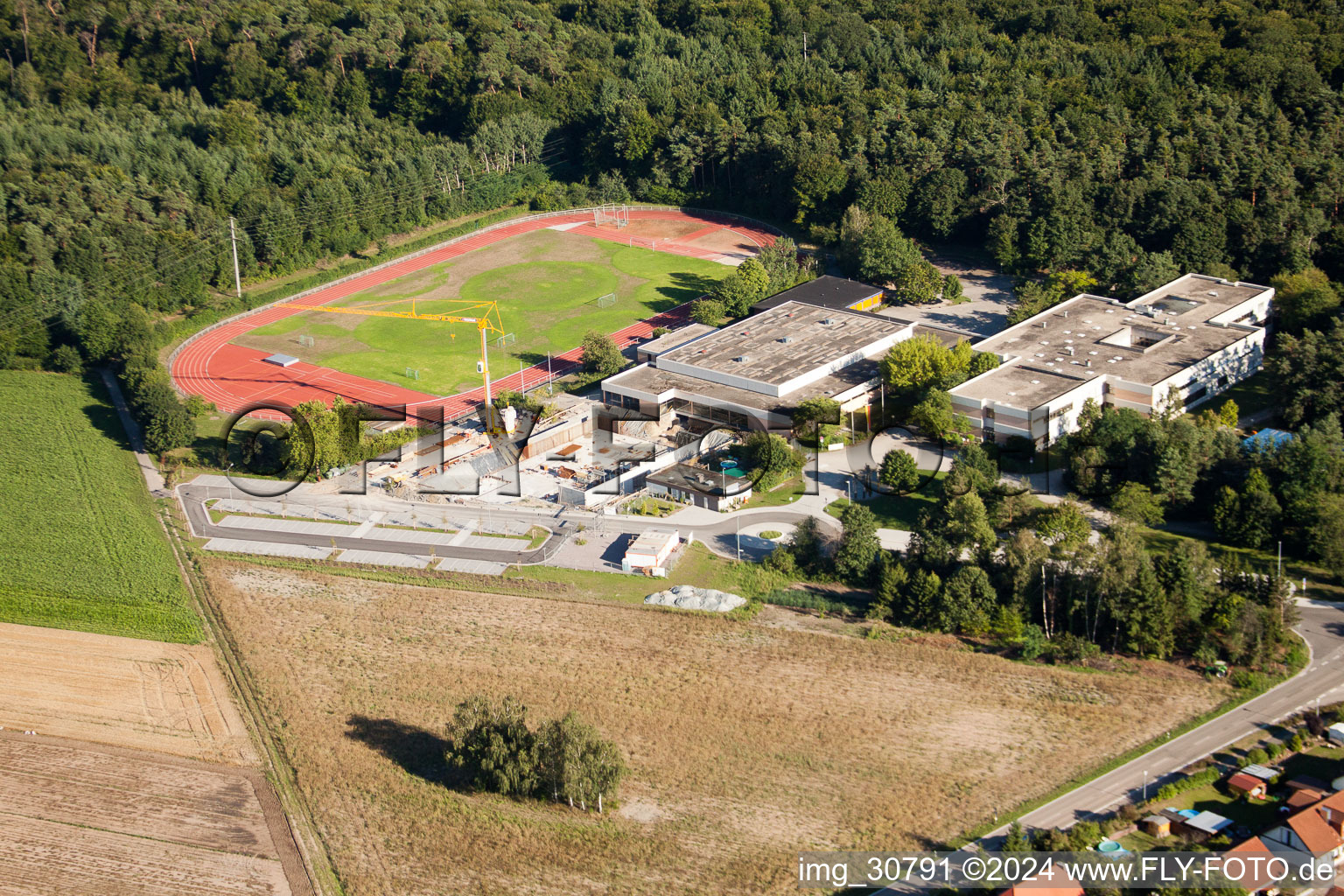 Vue aérienne de Nouveau bâtiment à la Römerbadschule à Rheinzabern dans le département Rhénanie-Palatinat, Allemagne