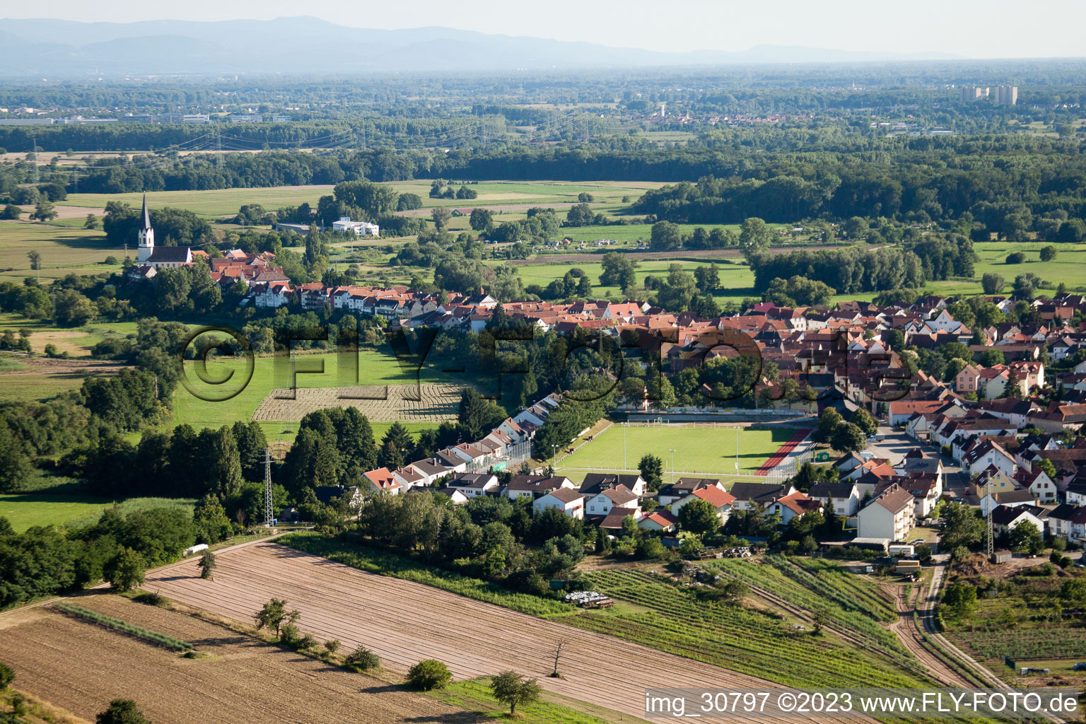 Vue aérienne de Terrains de sport à Jockgrim dans le département Rhénanie-Palatinat, Allemagne