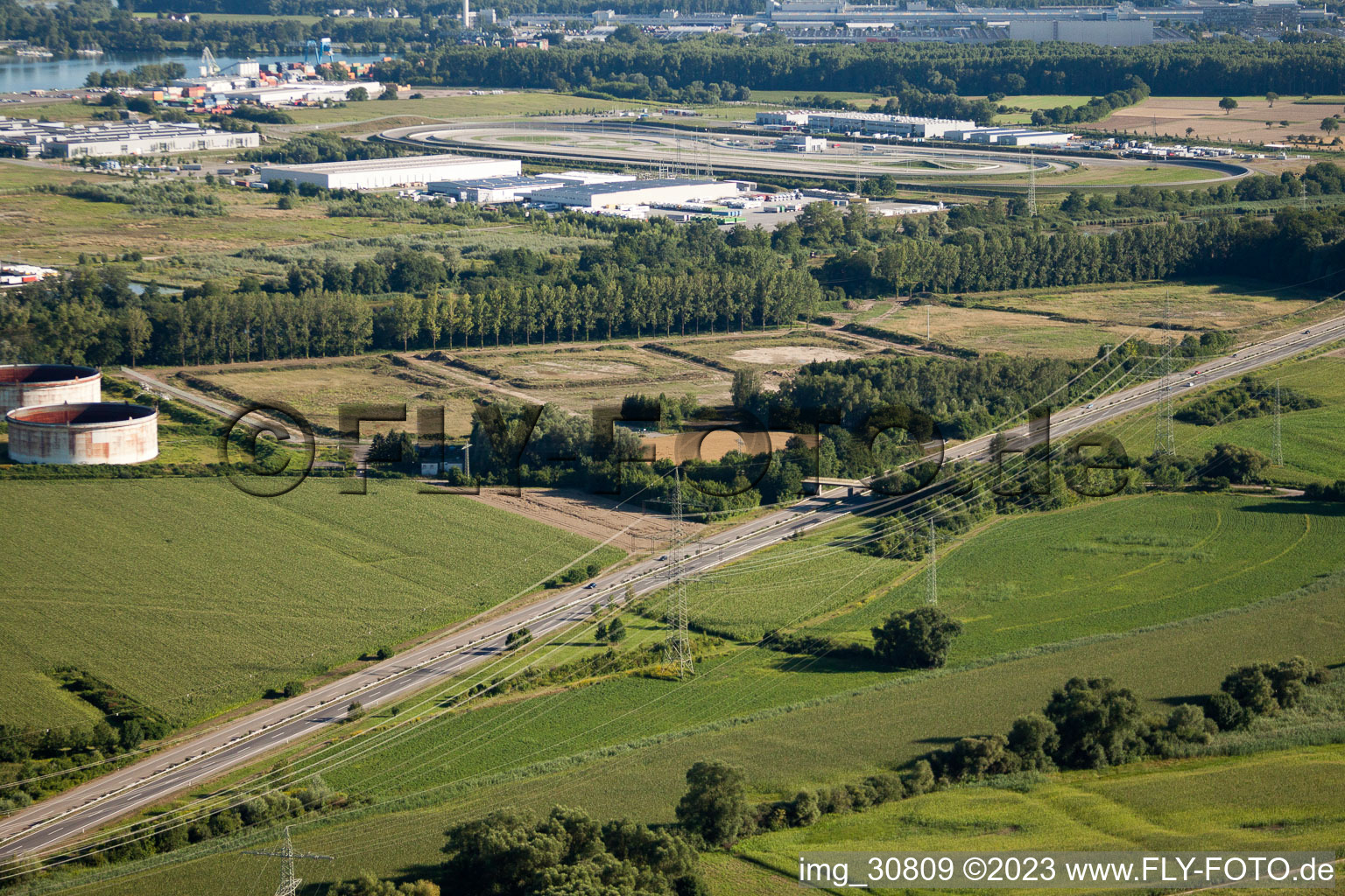 Vue aérienne de Parc de stockage démantelé sur la B9 à Jockgrim dans le département Rhénanie-Palatinat, Allemagne