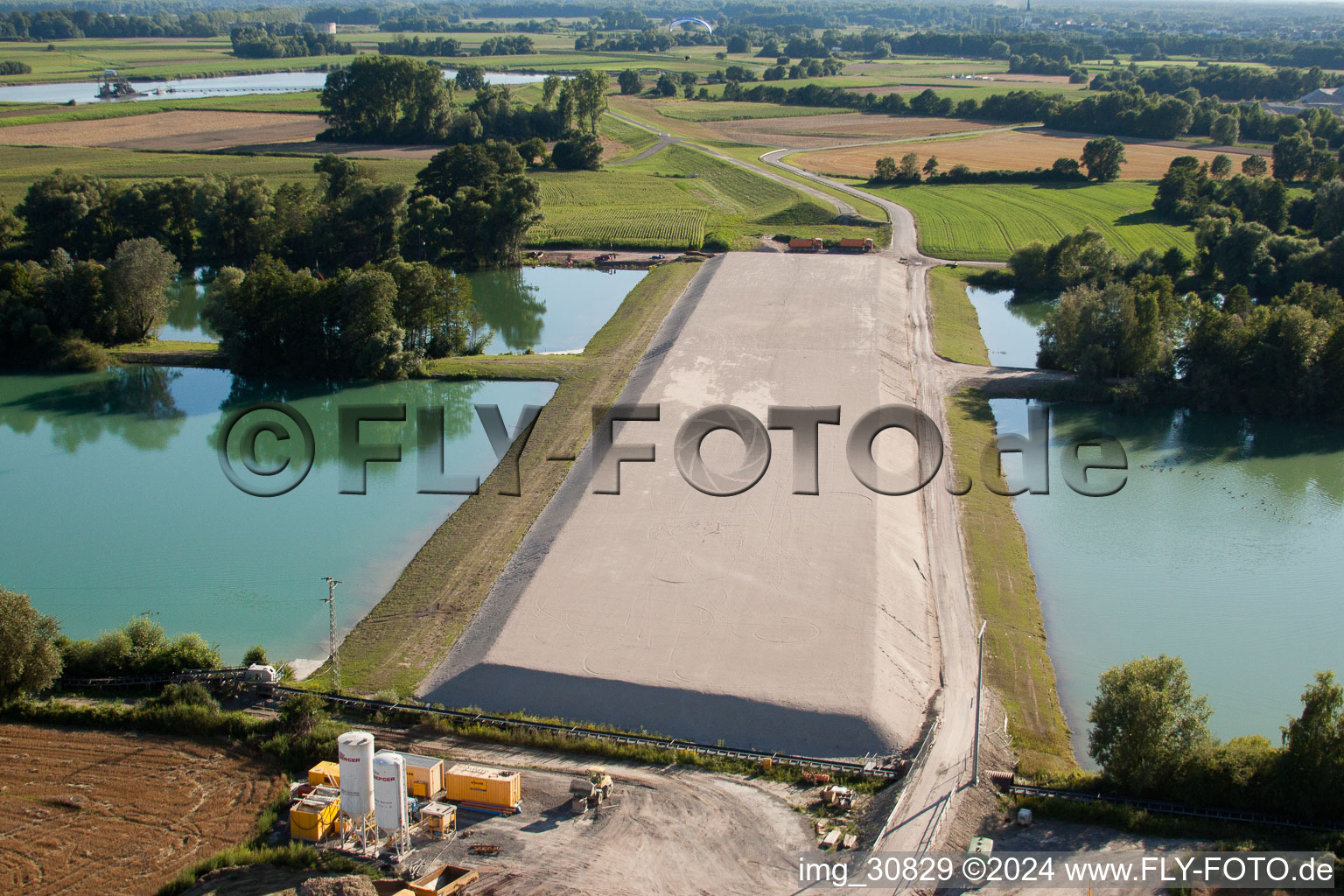 Vue aérienne de Construction de polders : barrage Hoover sur le lac de carrière ? à Neupotz dans le département Rhénanie-Palatinat, Allemagne