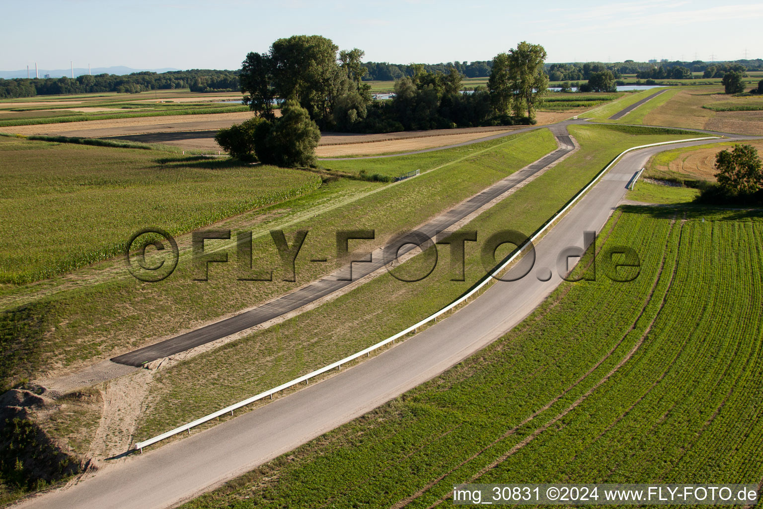 Construction de polders à Neupotz dans le département Rhénanie-Palatinat, Allemagne depuis l'avion