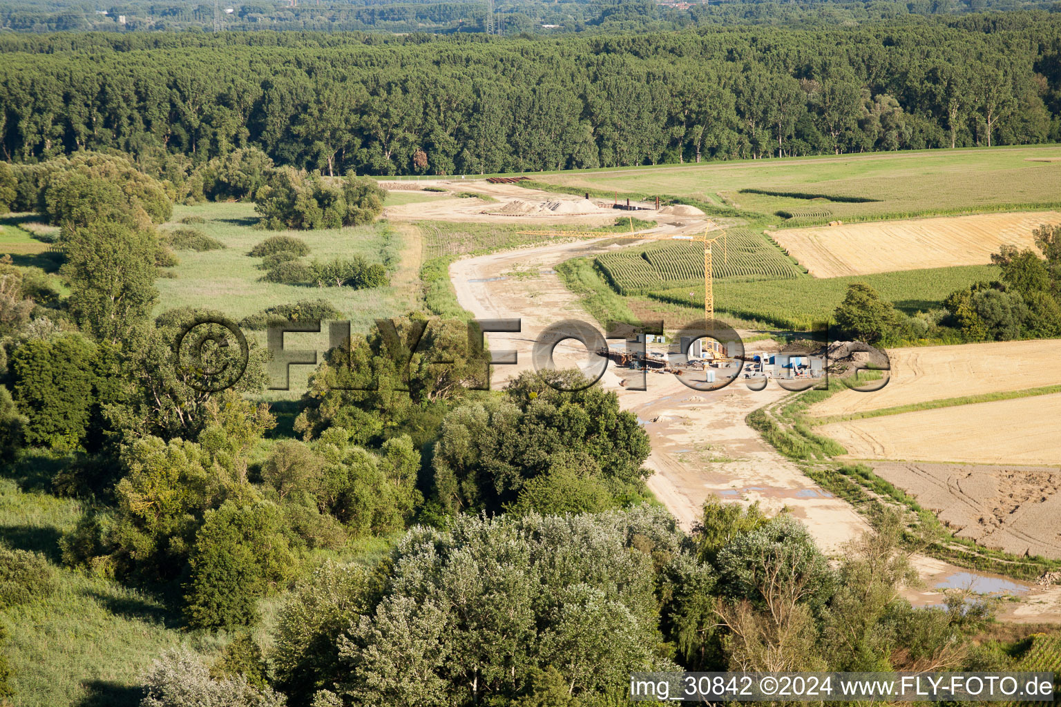 Construction de polders à Neupotz dans le département Rhénanie-Palatinat, Allemagne du point de vue du drone