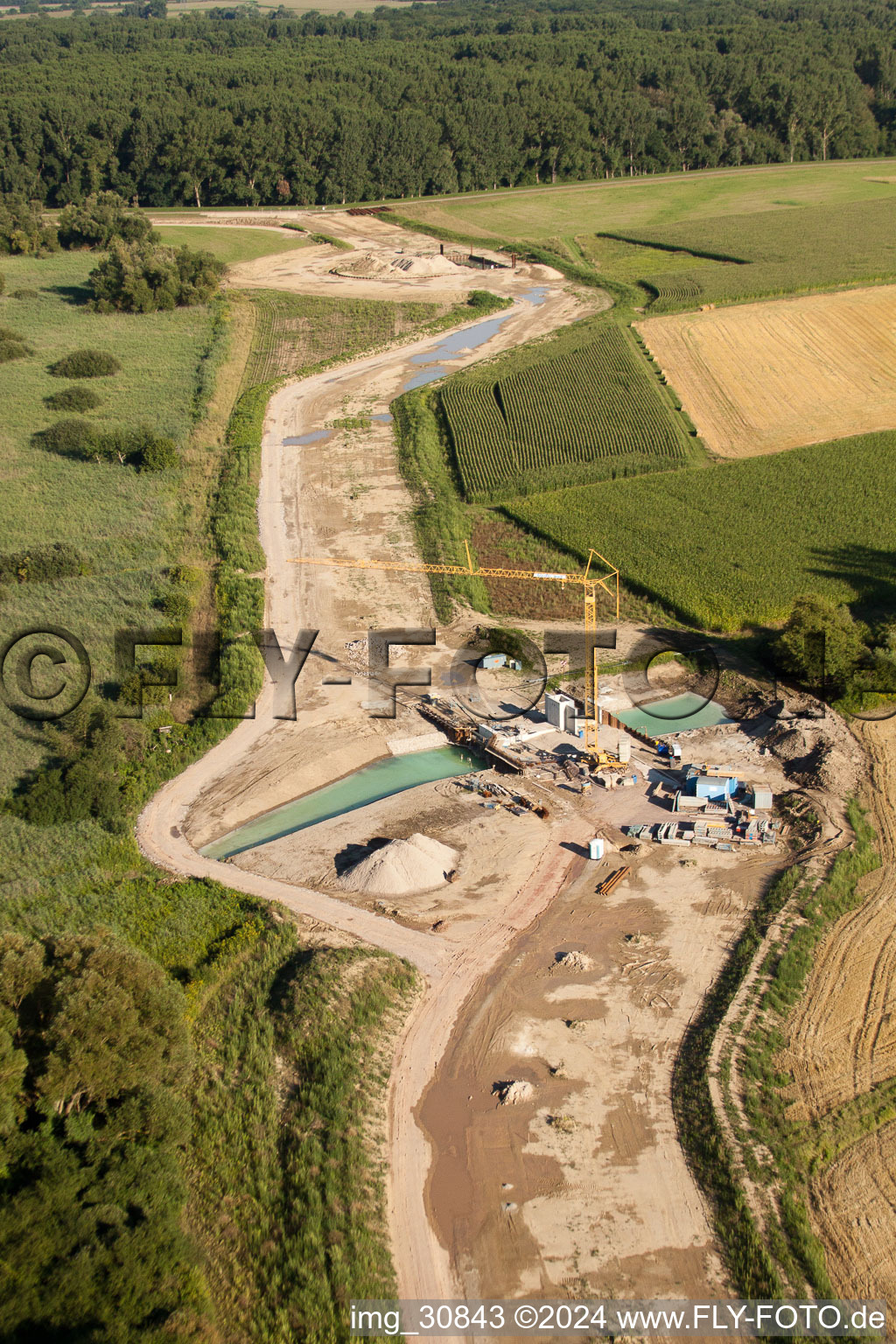 Construction de polders à Neupotz dans le département Rhénanie-Palatinat, Allemagne d'un drone