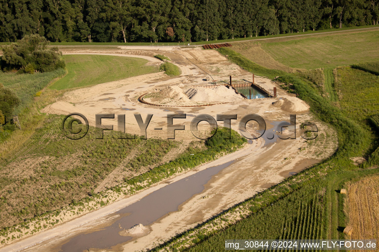 Construction de polders à Neupotz dans le département Rhénanie-Palatinat, Allemagne vu d'un drone