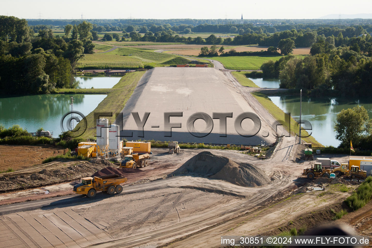 Photographie aérienne de Construction de polders : barrage Hoover sur le lac de carrière ? à Neupotz dans le département Rhénanie-Palatinat, Allemagne