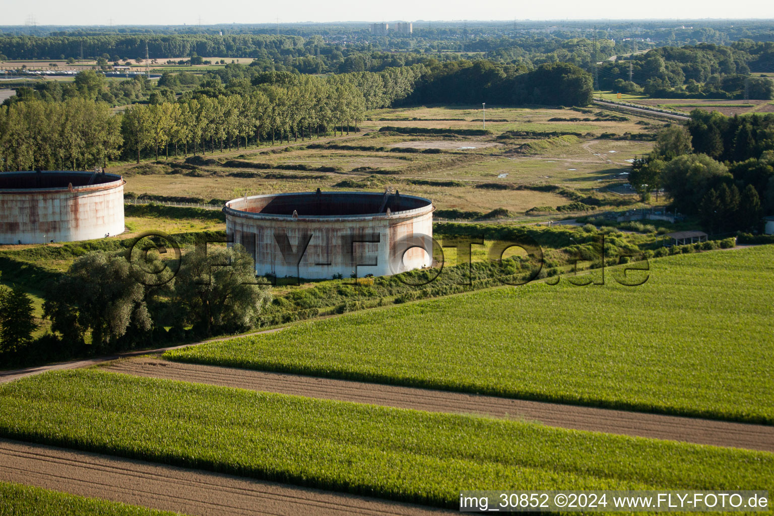 Vue aérienne de Parc de stockage démantelé sur la B9 à Jockgrim dans le département Rhénanie-Palatinat, Allemagne