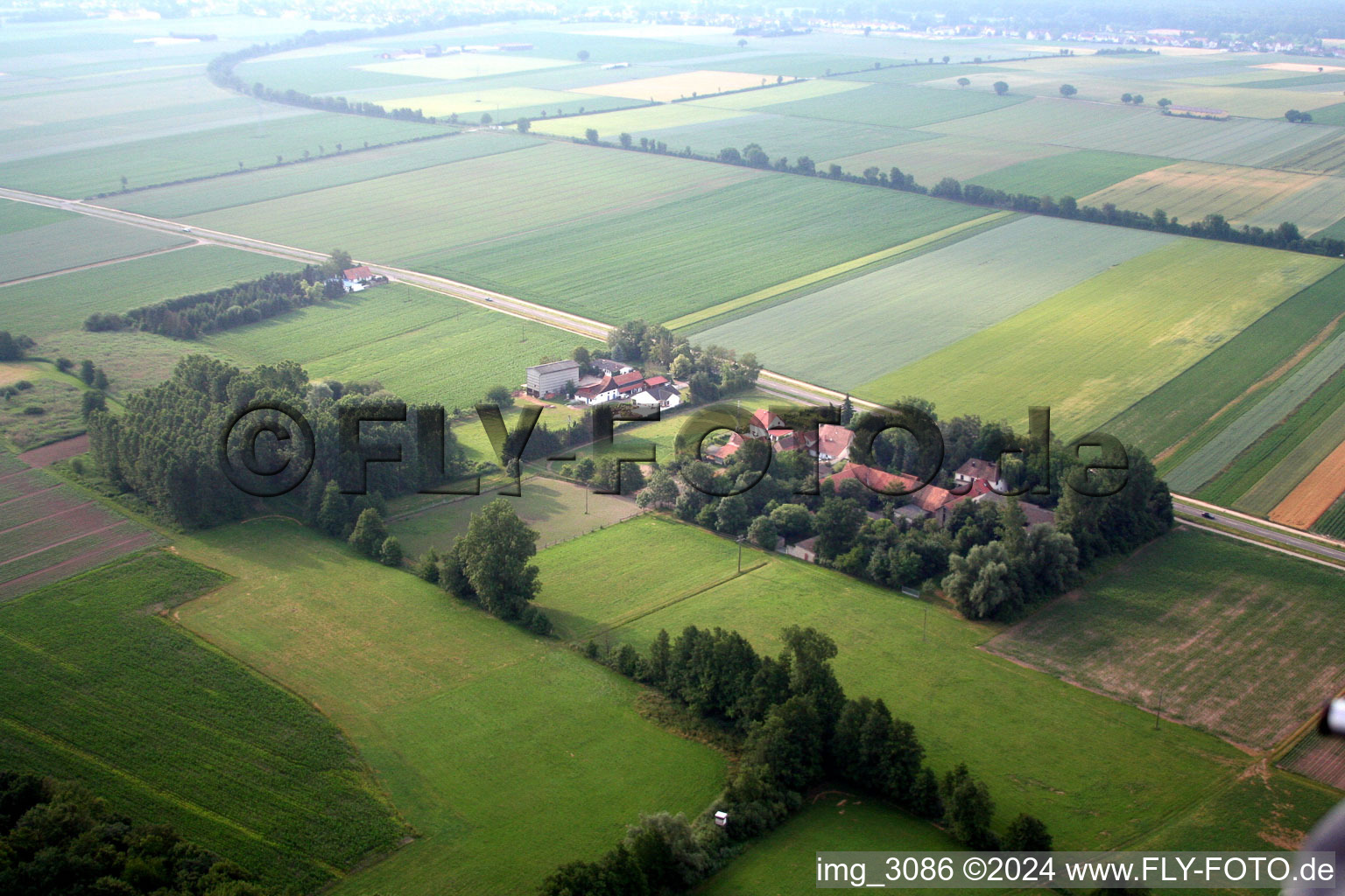 Vue aérienne de Propriété d'une ferme en bordure de champs cultivés dans le quartier de Höfen à le quartier Minderslachen in Kandel dans le département Rhénanie-Palatinat, Allemagne