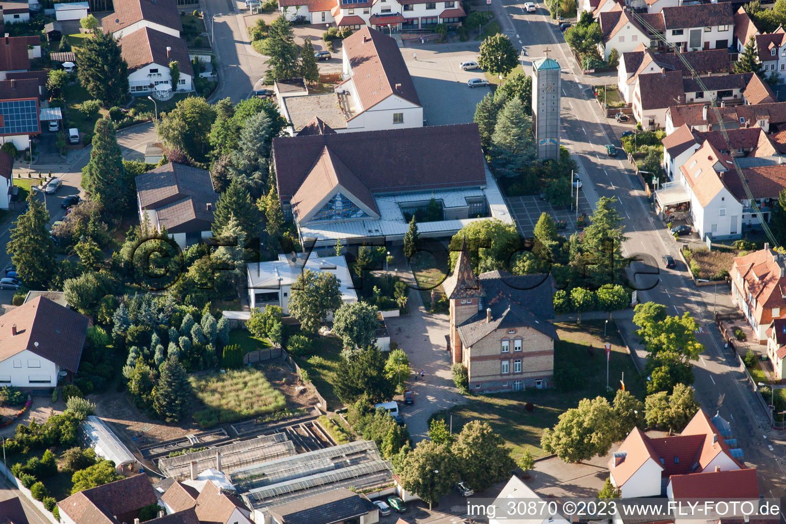 Vue aérienne de Hôtel de ville, catholique Église à Jockgrim dans le département Rhénanie-Palatinat, Allemagne