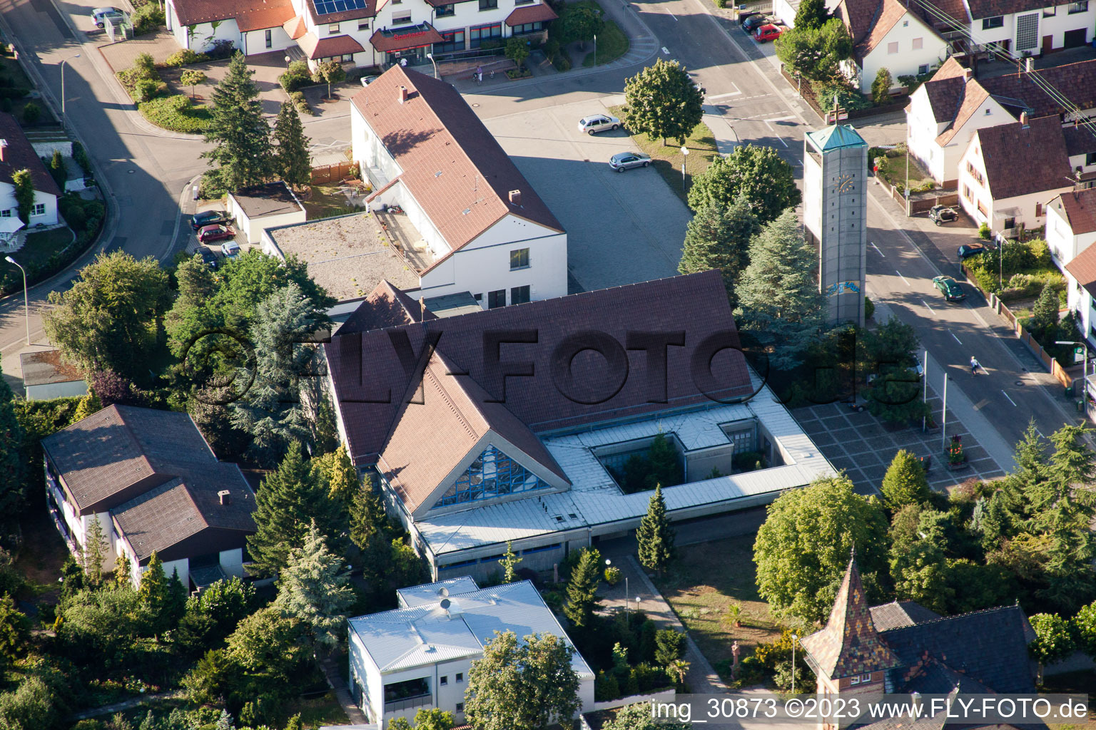 Vue aérienne de Catholique Église à Jockgrim dans le département Rhénanie-Palatinat, Allemagne