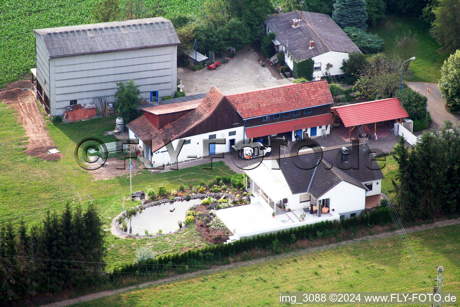 Vue aérienne de Ranch noir à Höfen dans le département Rhénanie-Palatinat, Allemagne