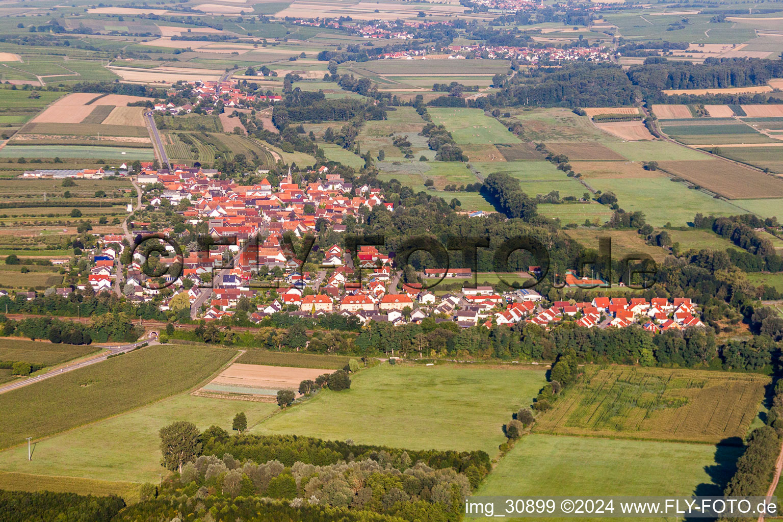 Vue aérienne de Champs agricoles et surfaces utilisables à Winden dans le département Rhénanie-Palatinat, Allemagne