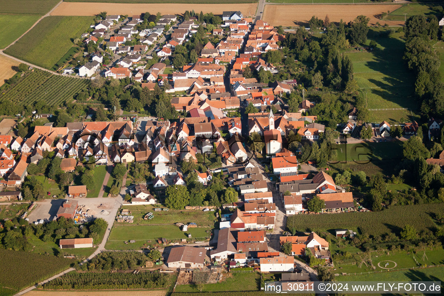 Vue d'oiseau de Quartier Mühlhofen in Billigheim-Ingenheim dans le département Rhénanie-Palatinat, Allemagne